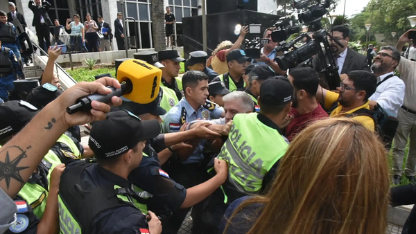 Policías impiden manifestación por Rodrigo Quintana frente a la Corte - Noticiero Paraguay