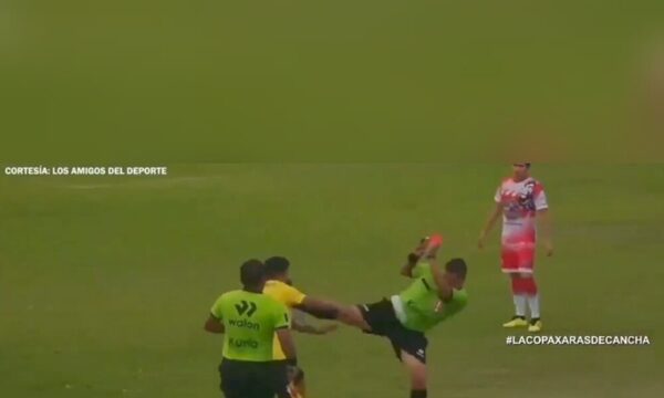 (VIDEO)¡Escándalo!A patadas se atacaron árbitro y miembro técnico de la liga de Perú