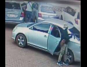 Video: Grupo armado robó la recaudación al tesorero de un supermercado en el estacionamiento - Policiales - ABC Color