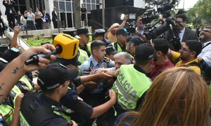 Policía reprime acto artístico en homenaje a Rodrigo Quintana frente a la Corte - OviedoPress