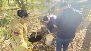Quiso hacer del “1”, cayó a un pozo y se rompió las costillas