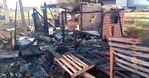 Diario HOY | Incendio consume casilla donde vendían combustible de contrabando en Encarnación