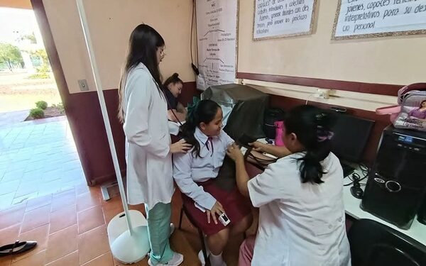 Culmina inspección médica en Naranjal con atención a 70 estudiantes