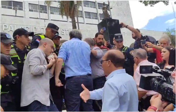 Repudiaron actuación policial contra manifestantes frente al Poder Judicial