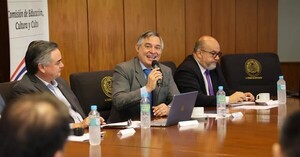 Ramírez sigue sin entregar todos los kits y en el Congreso aumenta la presión para su salida