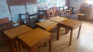 Comunidad Escolar Fabrica Mesitas para Niños ante la Falta de Mobiliario