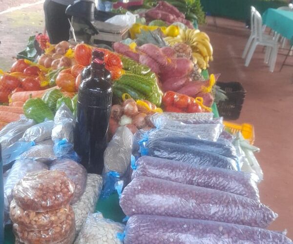 Feriantes esperan por compristas en Franco
