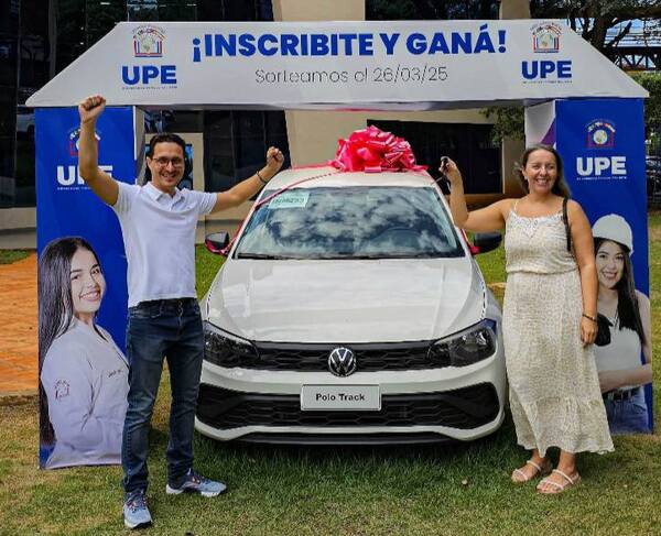 UPE entrega auto en el marco de celebración de su 33º aniversario