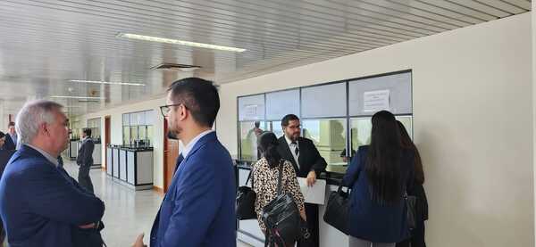 Juez rechaza pericia psicológica a médico procesado por abuso de un menor, ya que no se puede obligar a producir pruebas en su contra