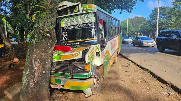 Bus chatarra choca contra un árbol y deja varios heridos en Ciudad del Este