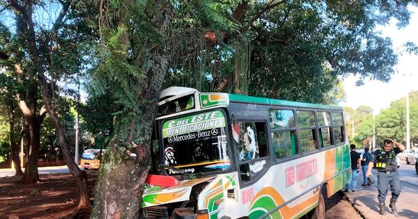 La Nación / Ómnibus chatarra perdió los frenos y causó un accidente; hay pasajeros heridos y lesionados