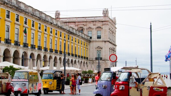 Los tuk tuk ya no pueden circular libremente por gran parte del centro de Lisboa
