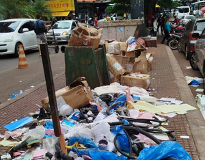 Acumulación de basura en el centro genera indignación en redes sociales - La Clave