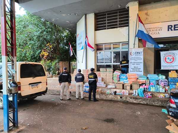 Retienen vehículo con gran cargamento de mercaderías ingresados de presunto contrabando