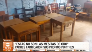 ''Estas no son las mesitas de oro". Padres fabricaron sus propios pupitres