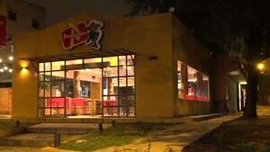 Madre e hija fueron asaltadas mientras cenaban lomito en un local