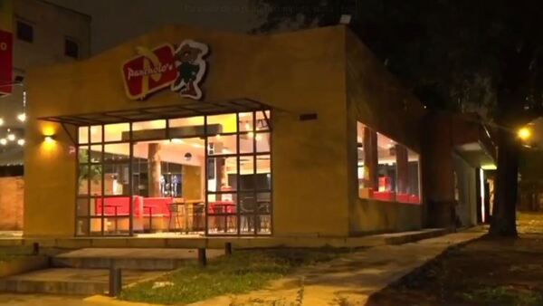 Madre e hija fueron asaltadas mientras cenaban lomito en un local