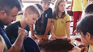 Niños lideran reforestación con “Bombas de Semilla” en Iruña