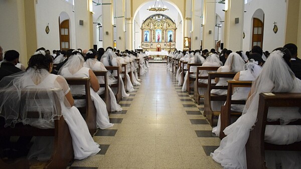 Amor sin barreras: 60 parejas dieron el sí en boda comunitaria en Villarrica