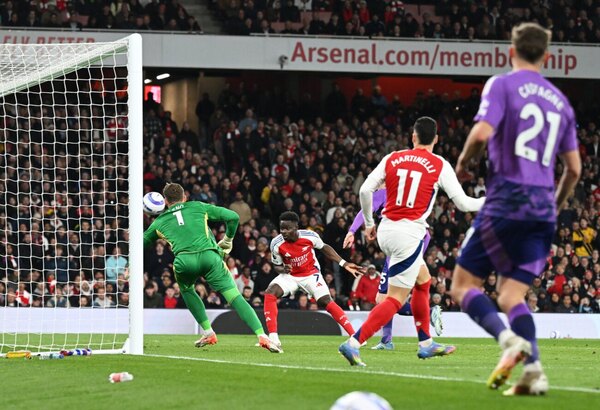 Versus / El Arsenal gana en el regreso de Saka pero pierde a Gabriel Magalhaes