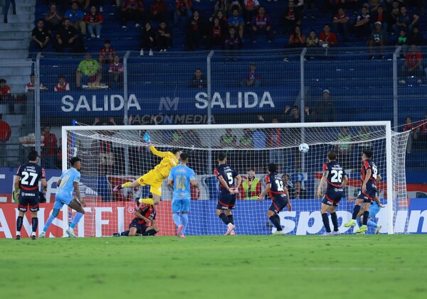 Versus / El tremendo golazo que le hizo Bolívar a Cerro Porteño en La Nueva Olla