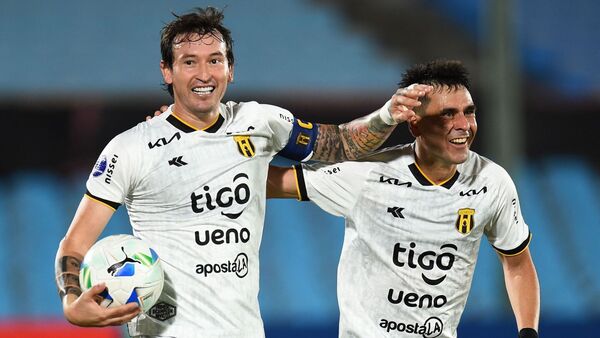 Guaraní remonta y rescata un puntazo en Montevideo