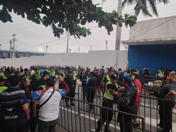 Operativo Cerro-Bolívar: detienen a cuidacoches, hinchas alcoholizados y dos personas con droga - Policiales - ABC Color