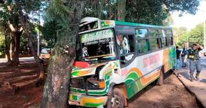 La Nación / Bus sin frenos causa accidente