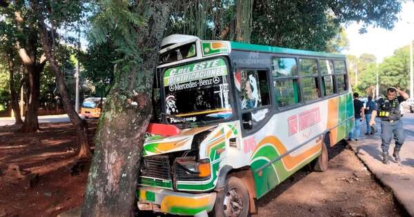 La Nación / Bus sin frenos causa accidente