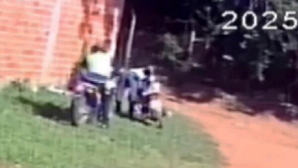 Dos polibandis son detenidos por robar y vender una moto