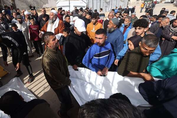 Al menos 12 muertos de una familia en ataque israelí a una casa en Gaza - Mundo - ABC Color