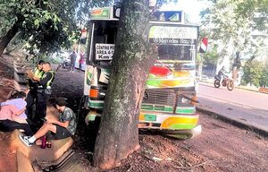 “Bus chatarra” pierde frenos y choca contra un árbol, dejando varios heridos - La Clave