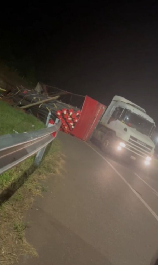 Caacupé: carreta se desprende de un camión y vuelca al costado de la ruta - 1000 Noticias