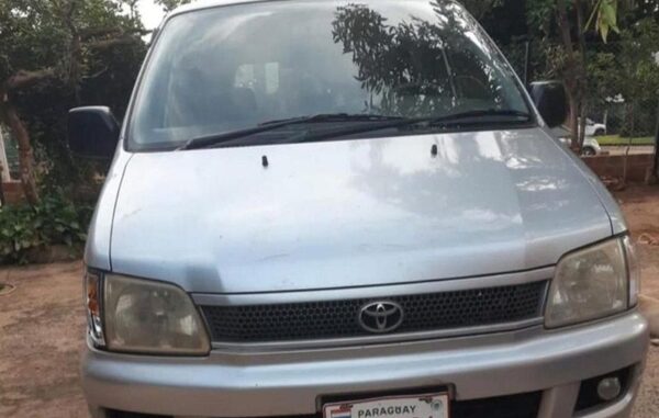 Hurtan vehículo de estacionamiento de universidad