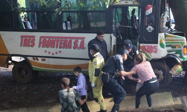 Colectivo chatarra sin frenos chocó contra un árbol y dejó varios heridos – Diario TNPRESS