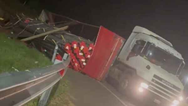 Video: Remolque de camión se desprende y vuelca en Caacupé