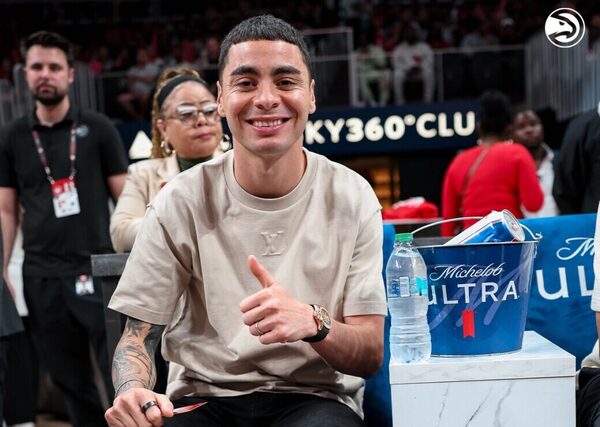 Versus / El regalo de Miguel Almirón durante un partido de la NBA