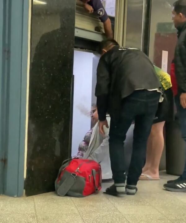 Video: usuarios del IPS quedaron trancados en el ascensor - Nacionales - ABC Color