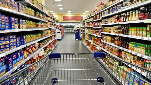 Supermercados lanzan descuentos en 55 productos de la canasta b谩sica por Semana Santa
