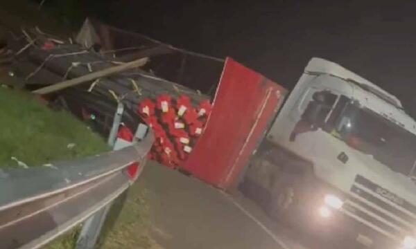 Remolque de camión se desprende y vuelca en Caacupé – Prensa 5