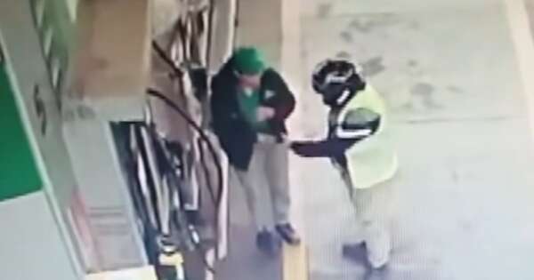 Diario HOY | Playera de surtidor fue asaltada por motociclista que se hizo pasar como cliente