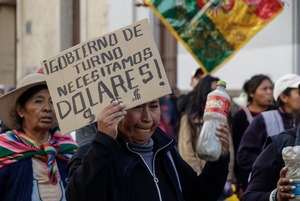 Bolivianos huyen de su país por falta de dólares - 1000 Noticias