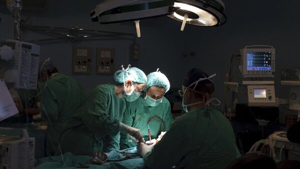 Servicio de salud español debe pagar USD 37.900 a joven que perdió testículo por error