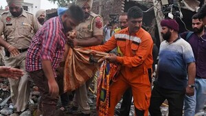 Cuatro arrestados por explosión en fábrica de fuegos artificiales con 21 muertos en India