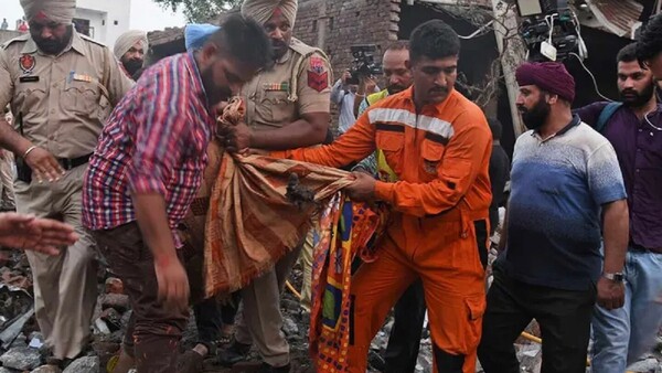 Cuatro arrestados por explosión en fábrica de fuegos artificiales con 21 muertos en India