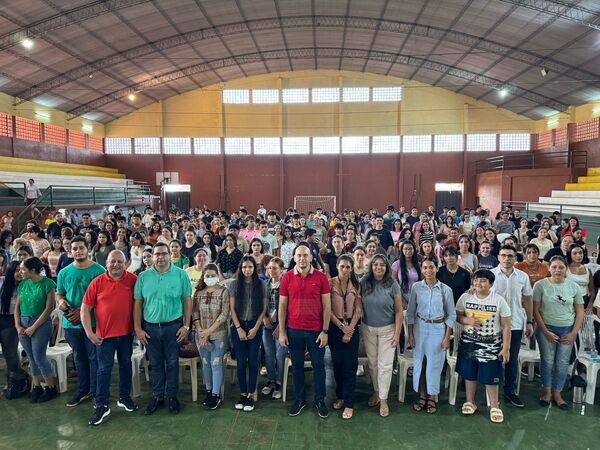 Más de 350 jóvenes reciben sus carnets para el bus universitario en Cambyetá