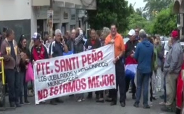 Jubilados vuelven a manifestarse por falta de pagos - SNT