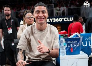 Versus / El regalo que entregó Miguel Almirón durante un partido de la NBA