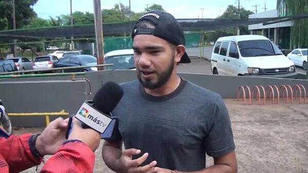 Joven con discapacidad visual busca ayuda para recuperar su visión
