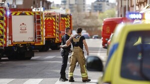 Dos bomberos muertos por el incendio de un coche eléctrico en un garaje en Madrid